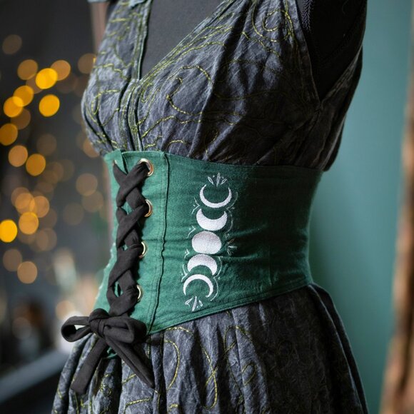 NWT Dark Cottage Selene Corset Belt Dark Green Silver Embroidery 2-3X - Picture 1 of 3